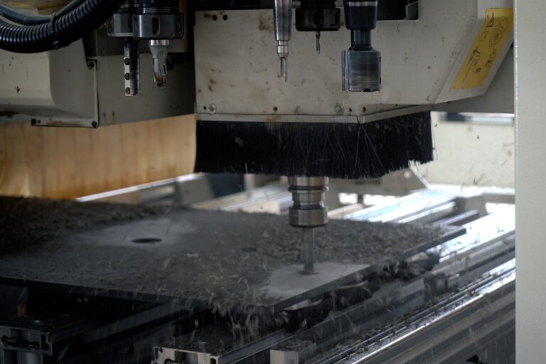 Nahaufnahme einer CNC-Maschine bei der Bearbeitung eines Werkstücks